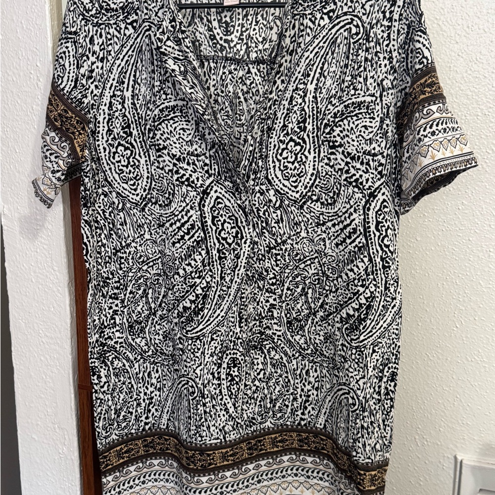 Forever 21 Black and White Paisley Short-Sleeve V-Neck Tunic with Gold Accent